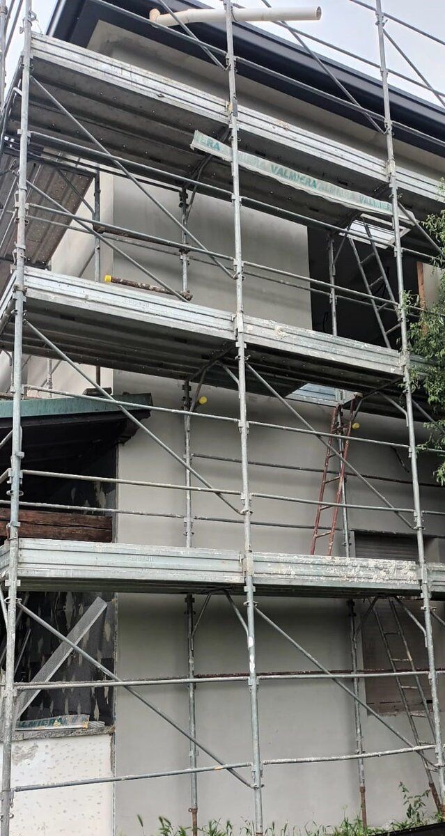 Porzione di parete già rasata accanto a una ancora con i pannelli a vista.