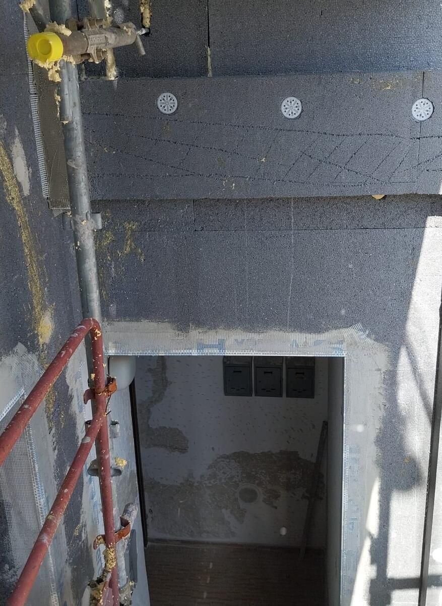 Ingresso coperto con l'isolante portato in continuità sotto il portico.