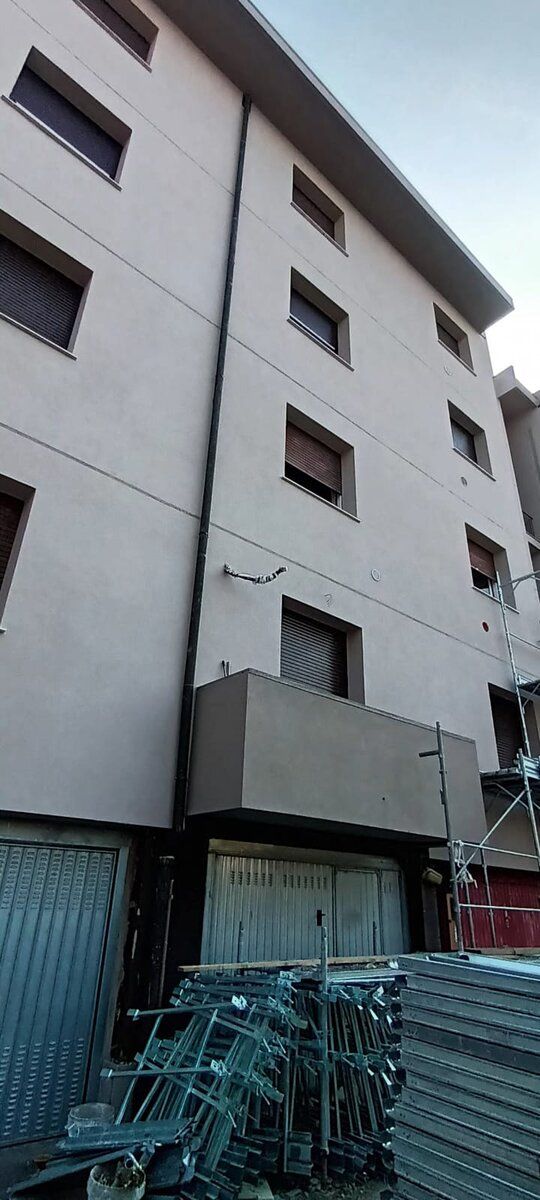 Palazzina residenziale con facciata rifatta di recente, vista dal fronte strada.