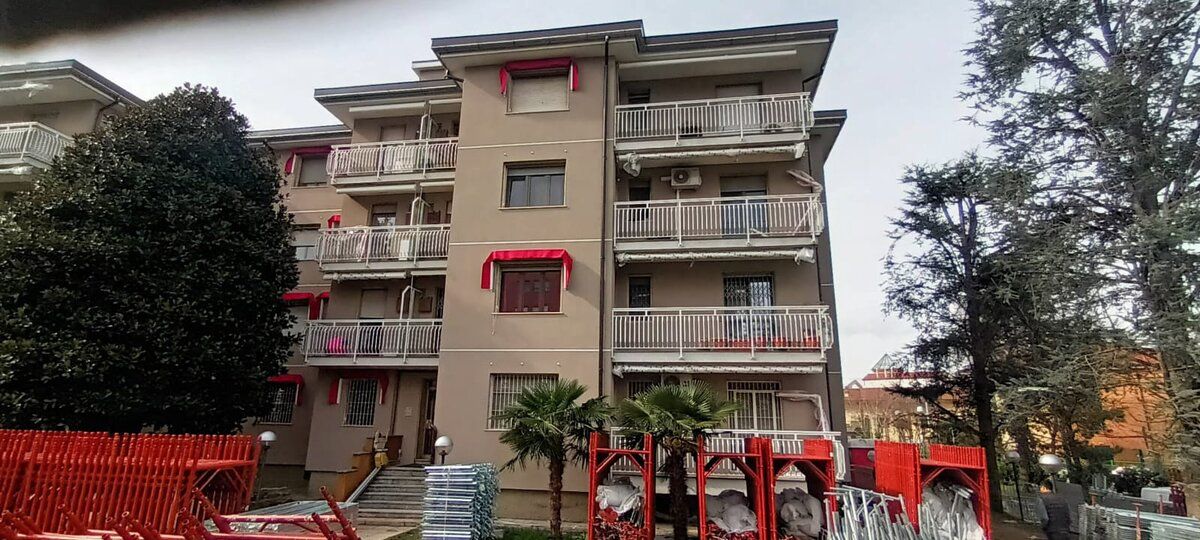 Condominio di impianto anni Sessanta con facciata rifatta, visto dalla strada.