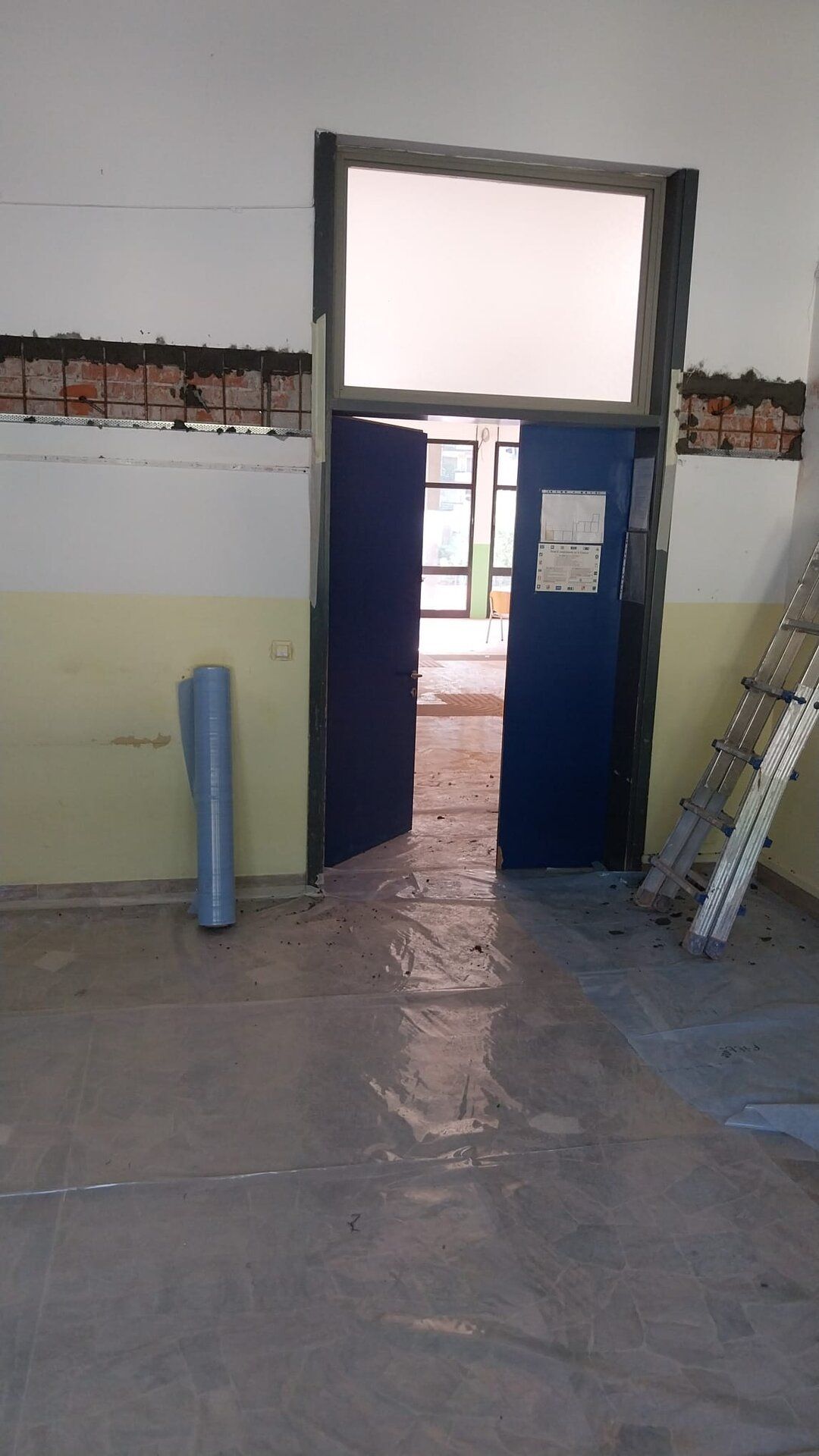Corridoio della scuola allo stato di fatto, prima dell'intervento.